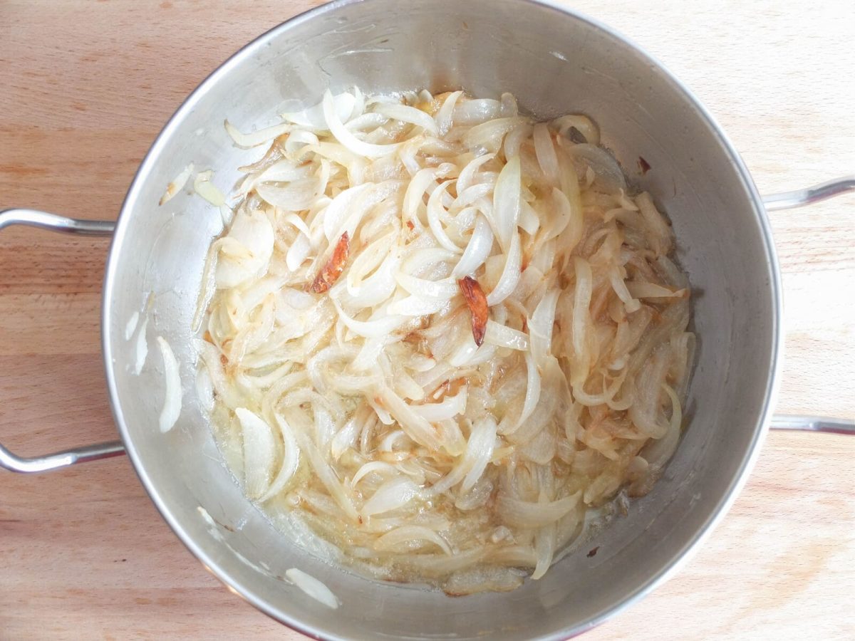 Receta de tomate frito casero: sofrito de cebolla