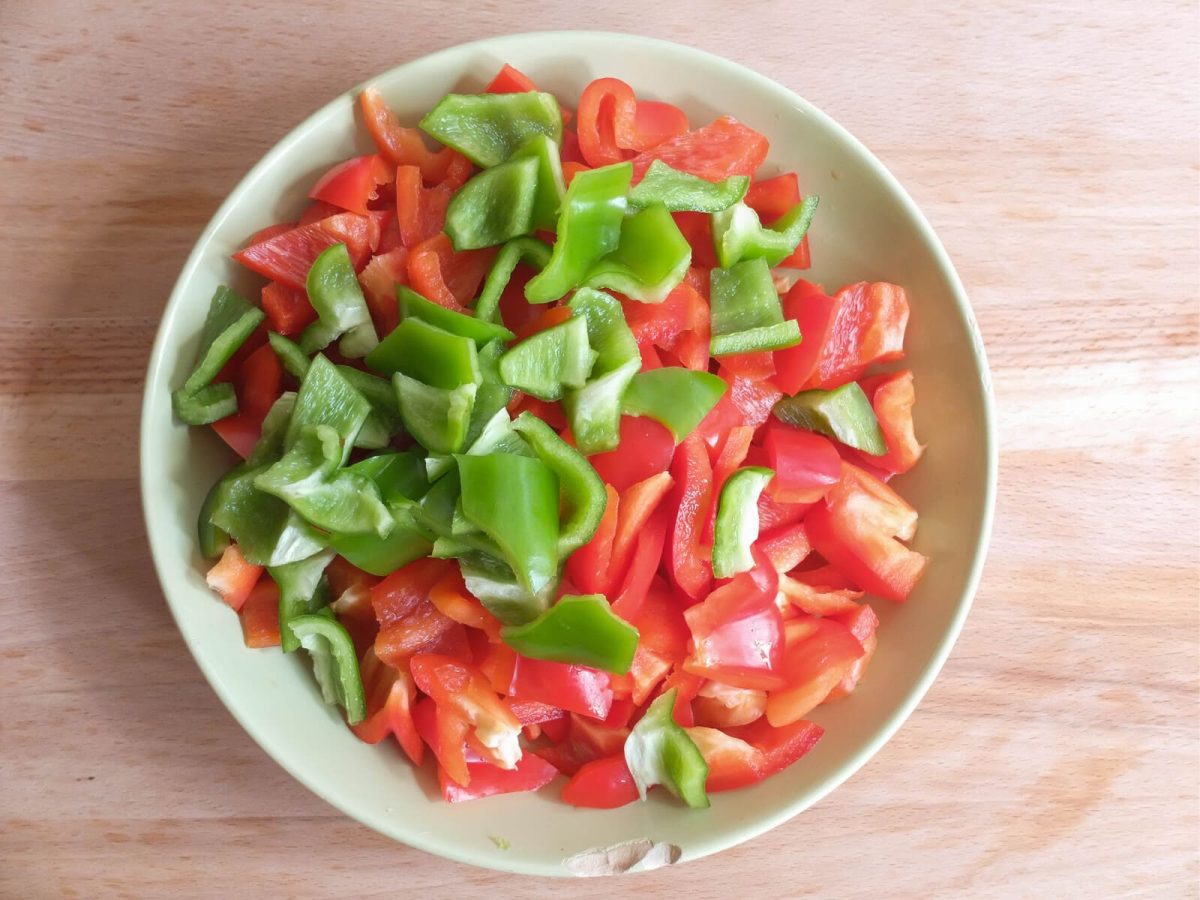Receta de tomate frito casero: pimientos cortados