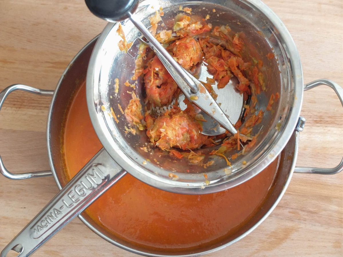 Receta de tomate frito casero: triturar con pasapurés