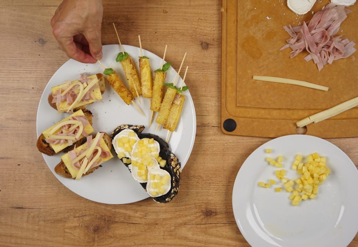 Canapés navideños fáciles con piña