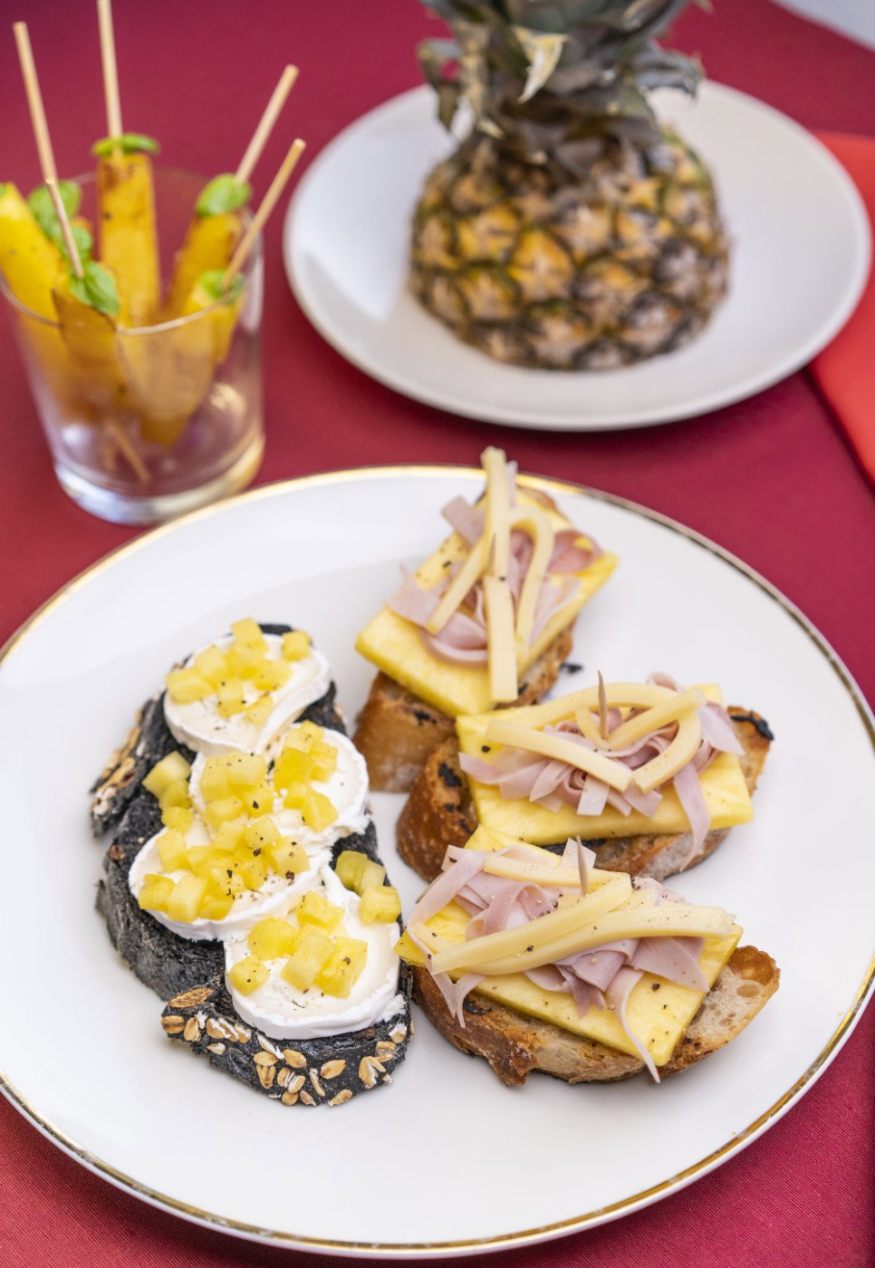 Canapés navideños fáciles con piña