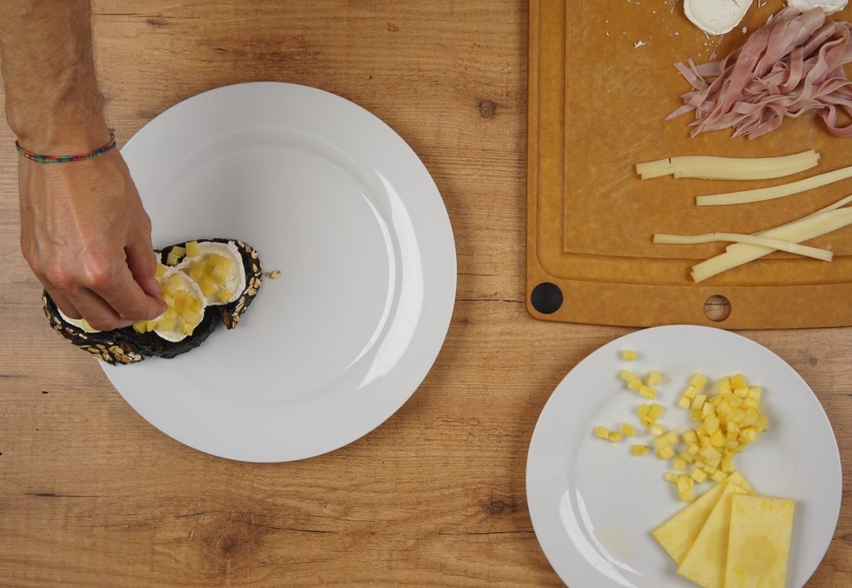 Canapés navideños fáciles con piña