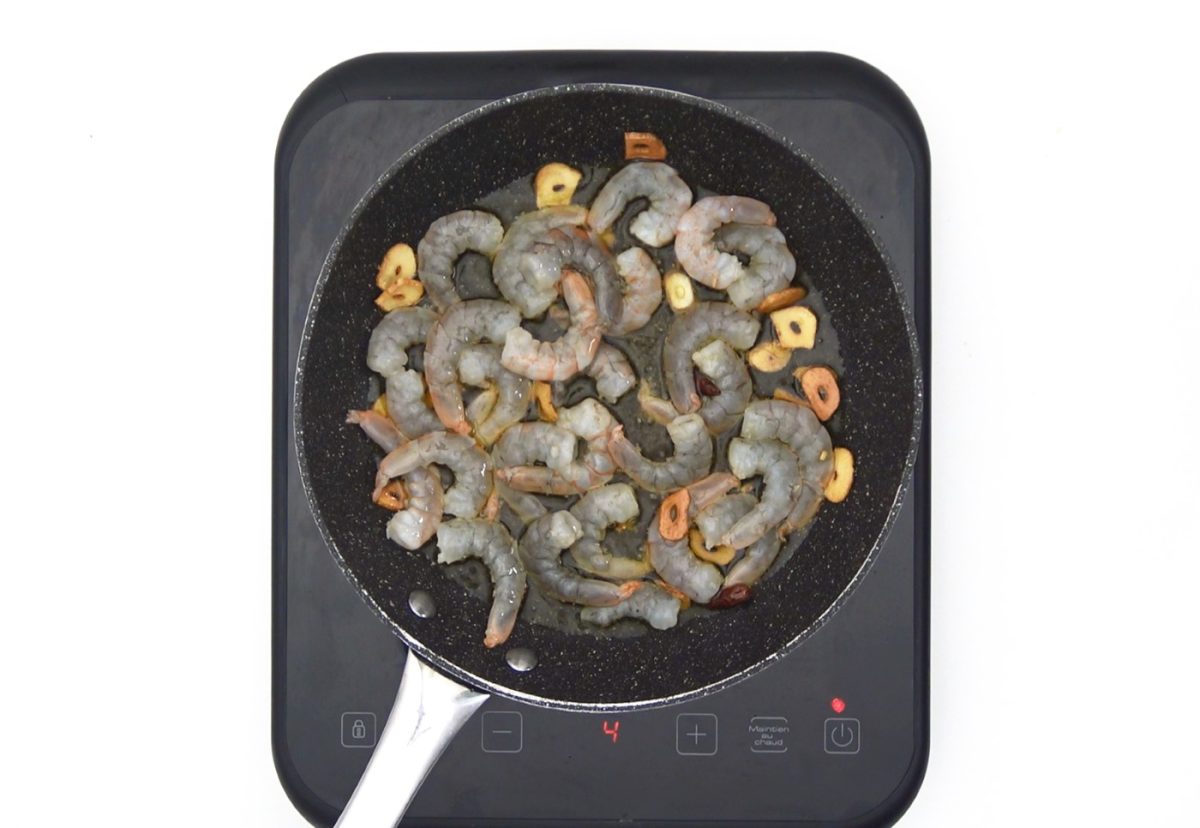 Gambas al pil pil. Receta tradicional con un toque picante