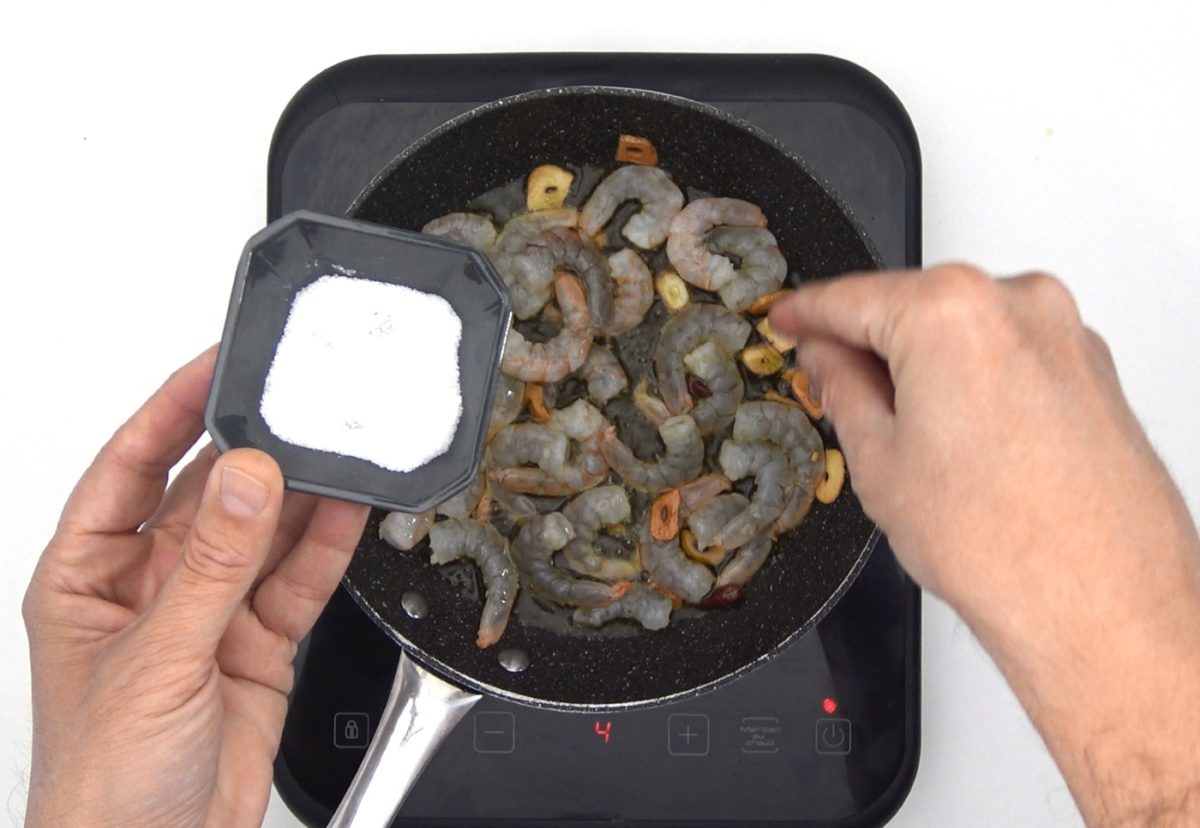 Gambas al pil pil. Receta tradicional con un toque picante