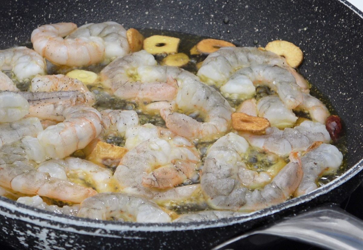 Gambas al pil pil. Receta tradicional con un toque picante