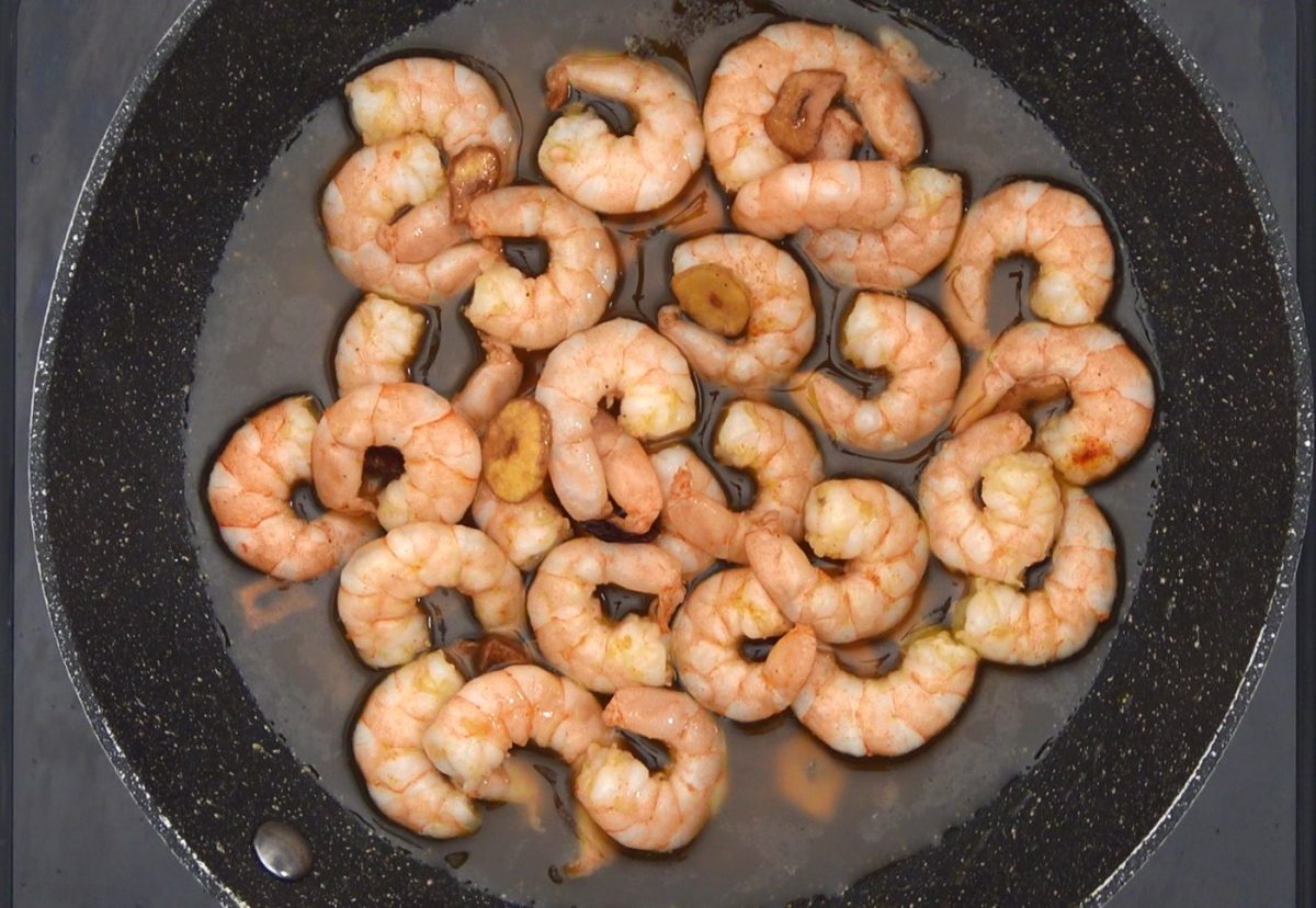 Gambas al pil pil. Receta tradicional con un toque picante
