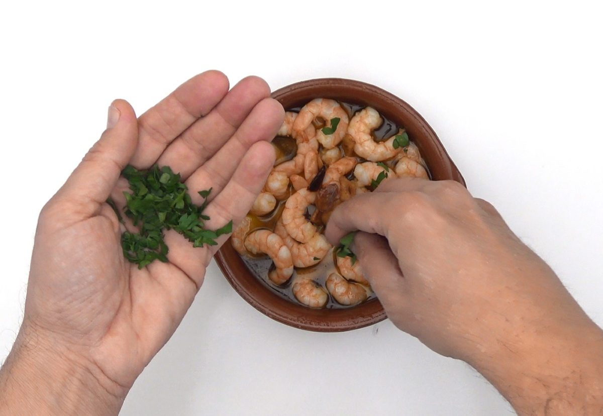 Gambas al pil pil. Receta tradicional con un toque picante