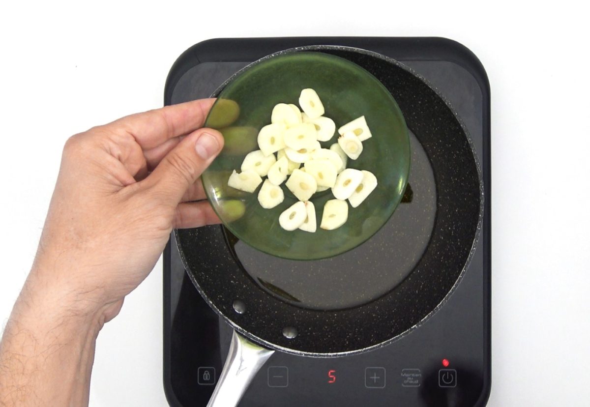 Gambas al pil pil. Receta tradicional con un toque picante