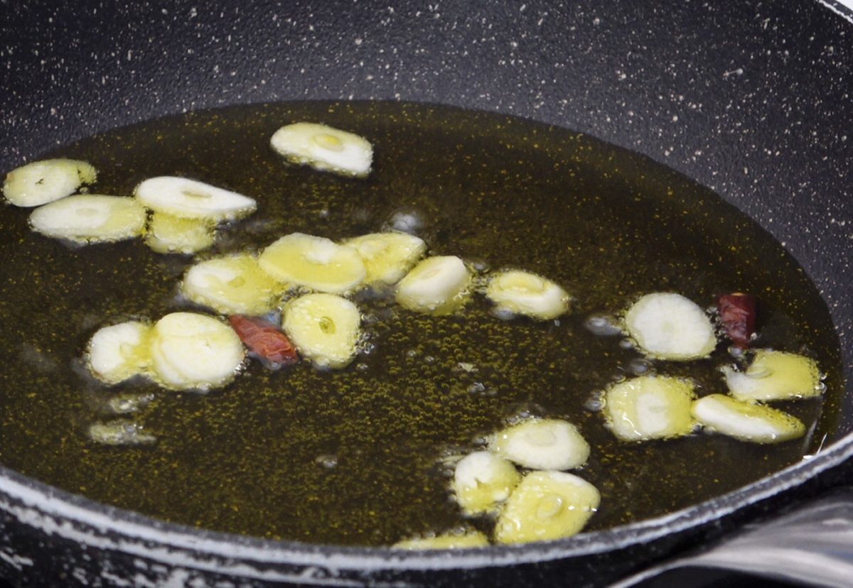 Gambas al pil pil. Receta tradicional con un toque picante