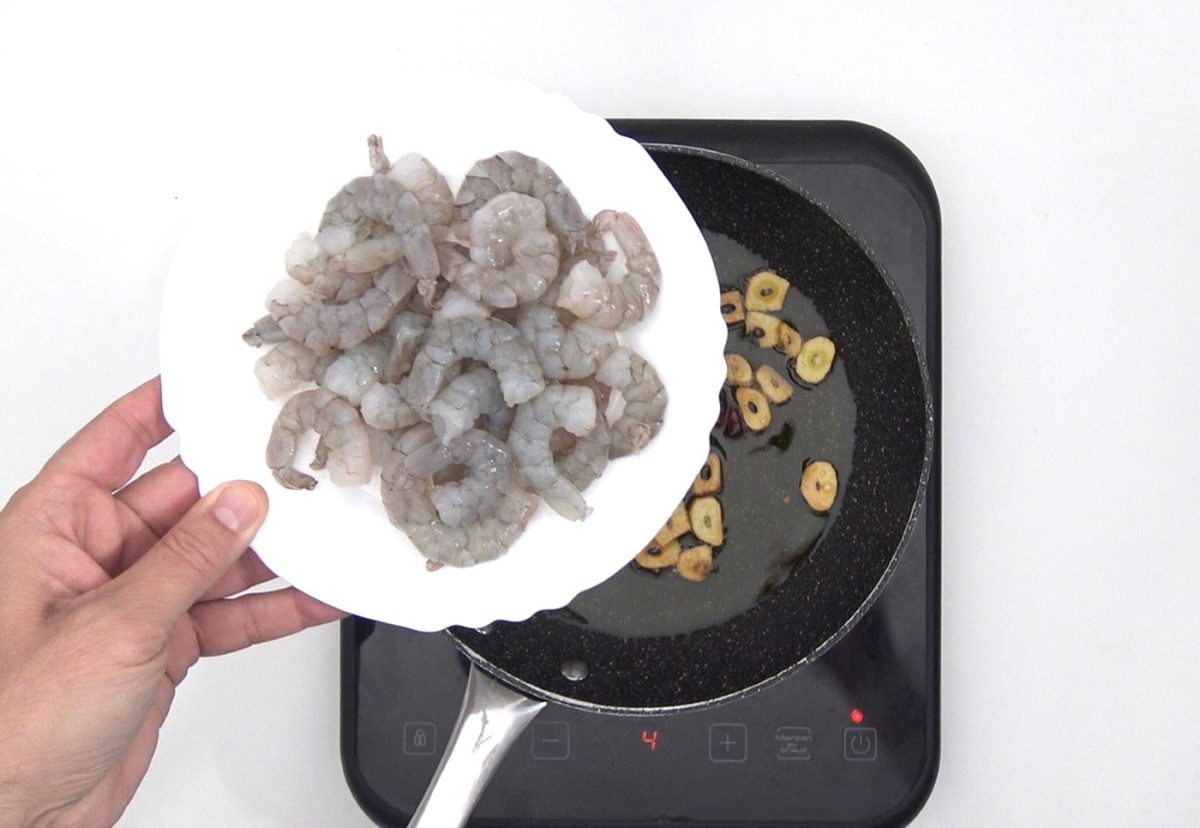 Gambas al pil pil. Receta tradicional con un toque picante