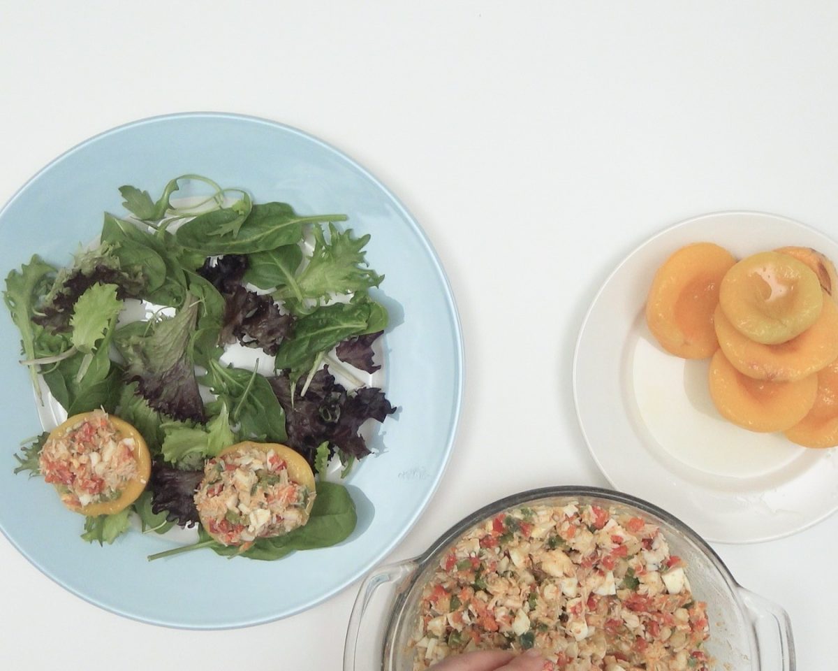 Melocotones rellenos de marisco. Receta fácil, elegante y deliciosa
