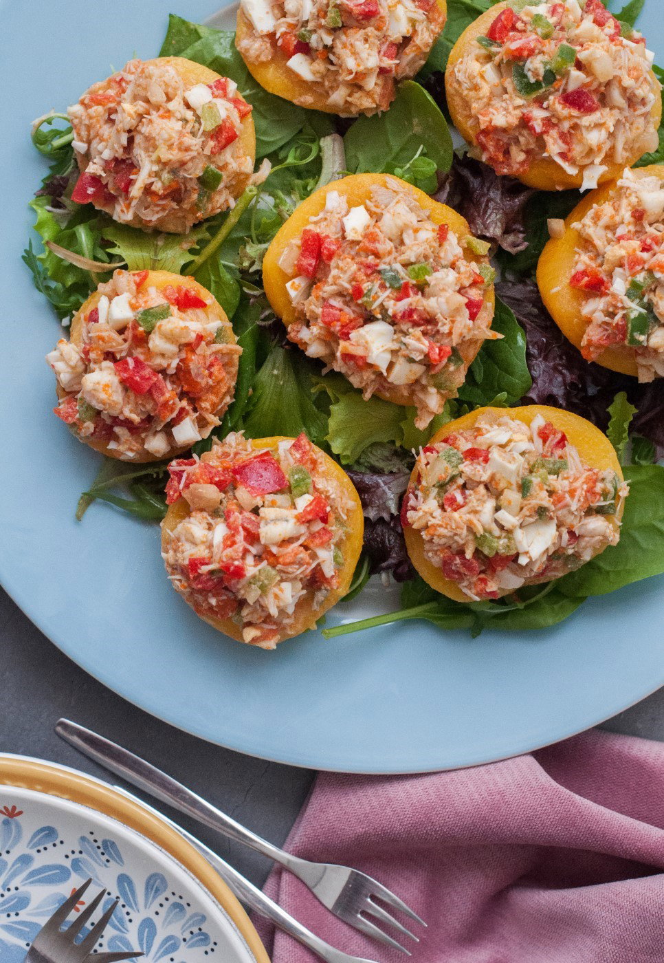 Melocotones rellenos de marisco. Receta fácil, elegante y deliciosa
