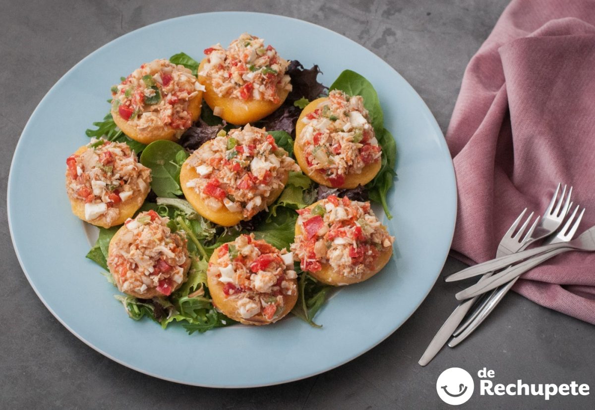 Melocotones rellenos de marisco. Receta fácil, elegante y deliciosa