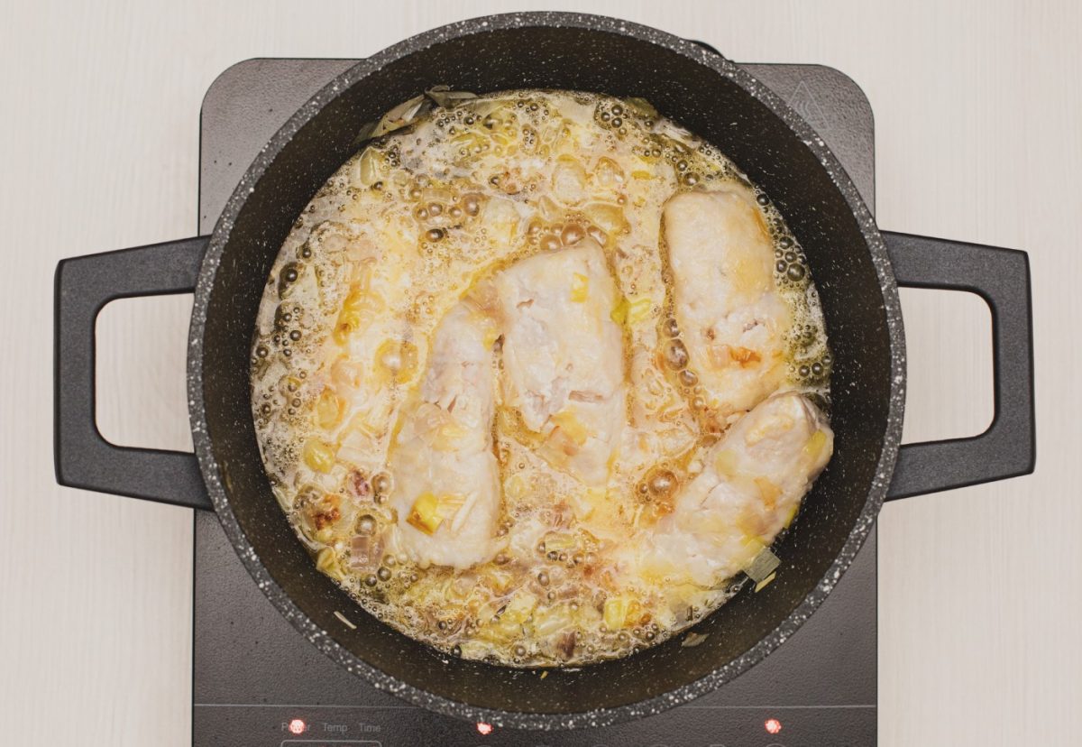 Merluza a la sidra con almejas. Un plato tradicional lleno de sabor