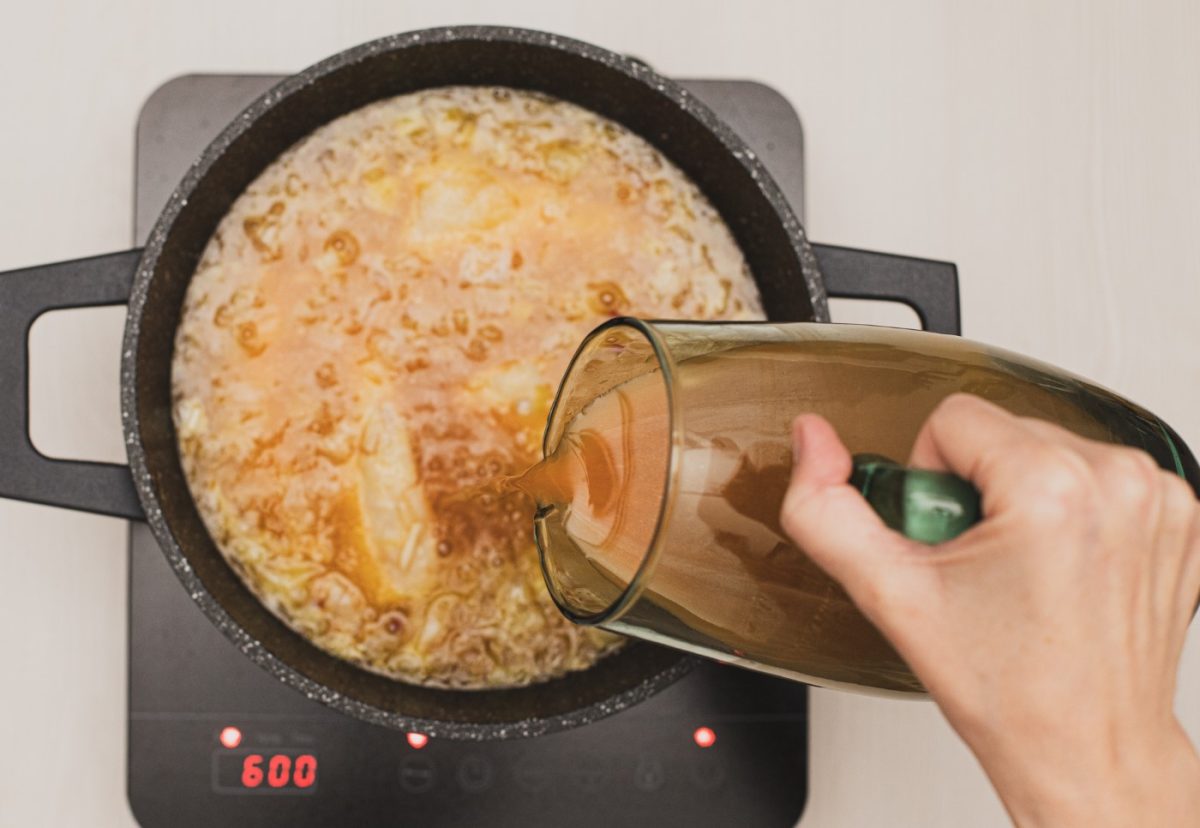 Merluza a la sidra con almejas. Un plato tradicional lleno de sabor