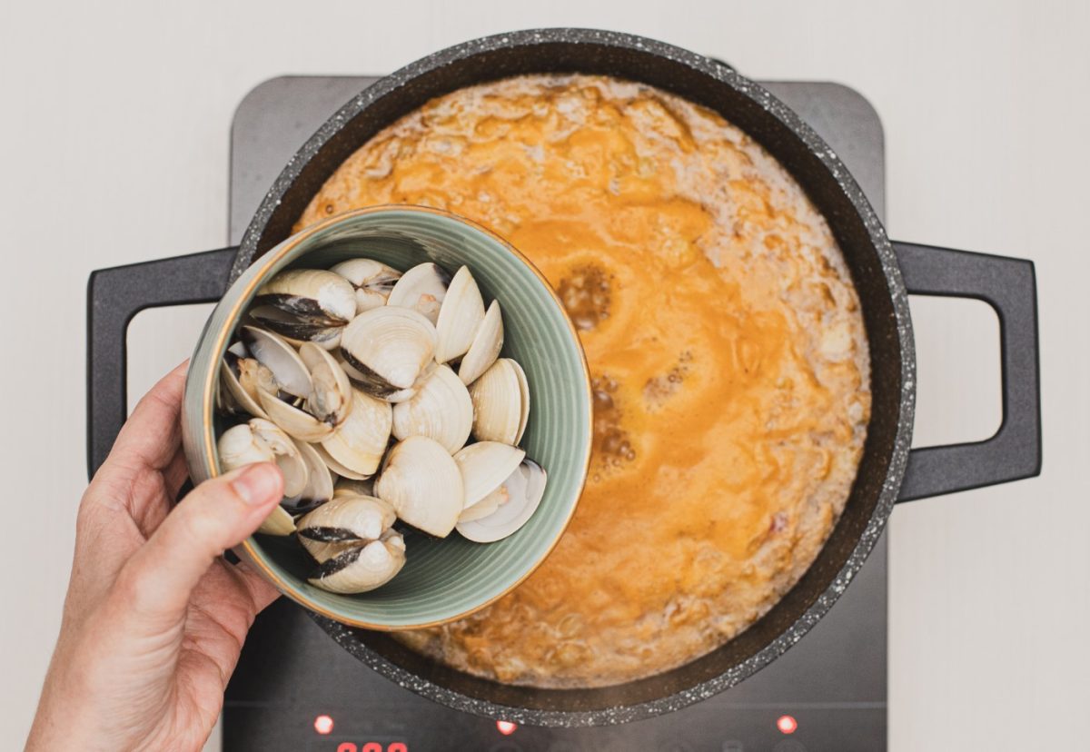 Merluza a la sidra con almejas. Un plato tradicional lleno de sabor