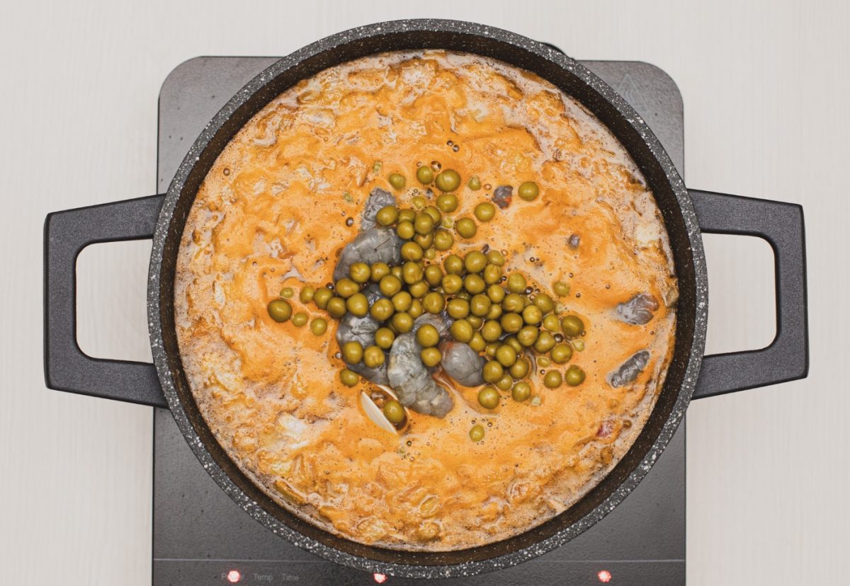Merluza a la sidra con almejas. Un plato tradicional lleno de sabor