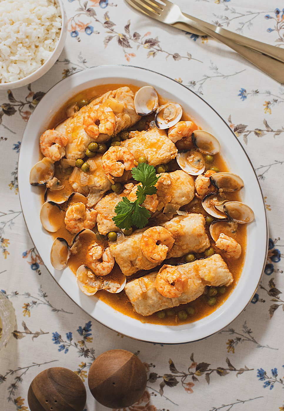 Merluza a la sidra con almejas. Un plato tradicional lleno de sabor