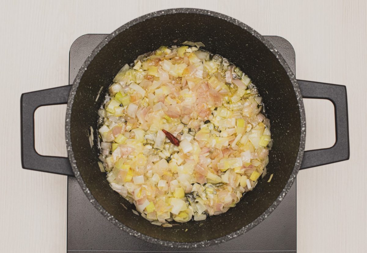 Merluza a la sidra con almejas. Un plato tradicional lleno de sabor