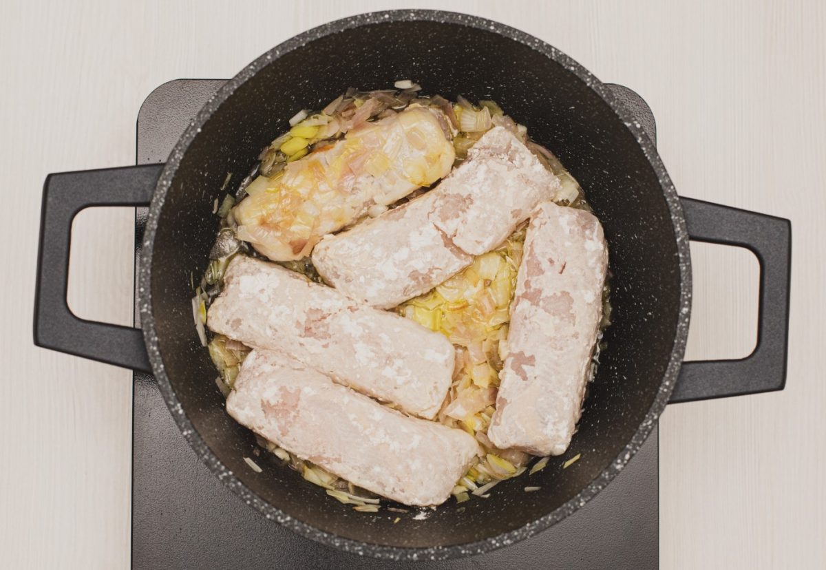 Merluza a la sidra con almejas. Un plato tradicional lleno de sabor