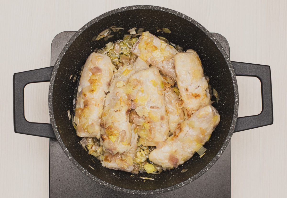 Merluza a la sidra con almejas. Un plato tradicional lleno de sabor