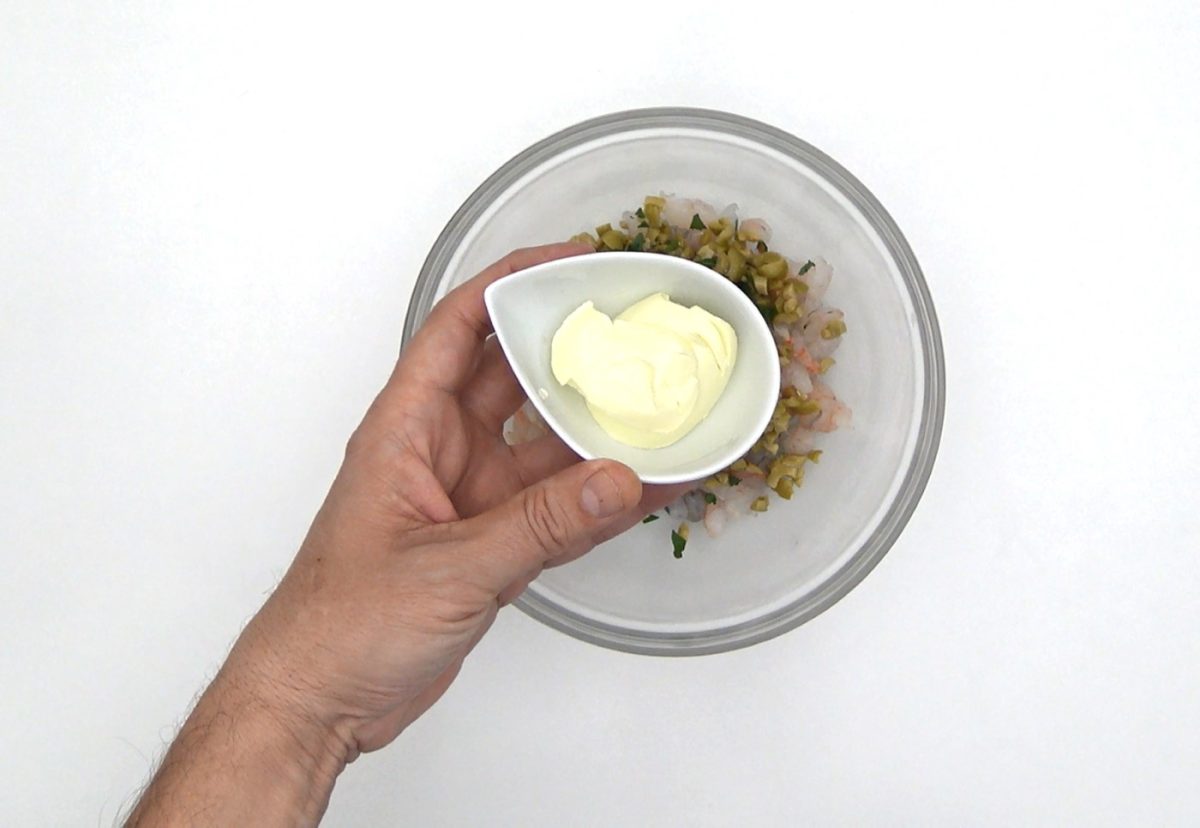 Merluza rellena de marisco gratinada con mayonesa