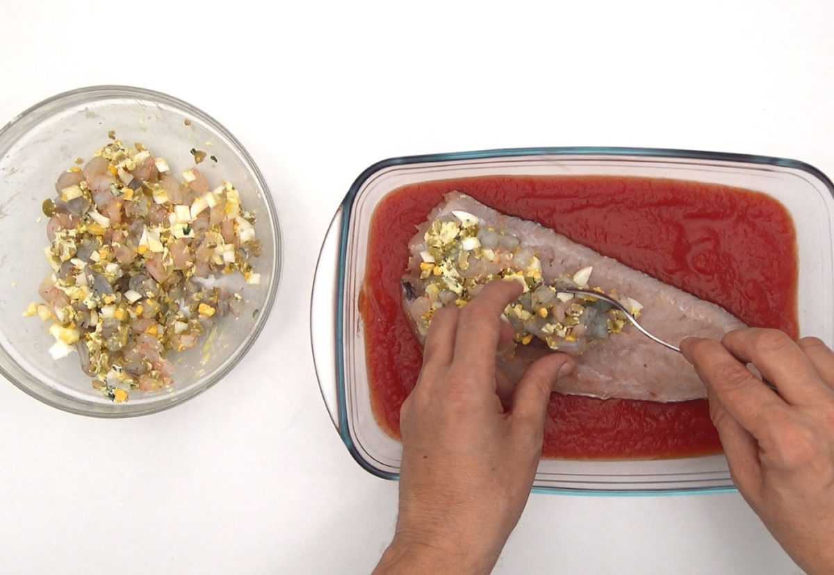 Merluza rellena de marisco gratinada con mayonesa