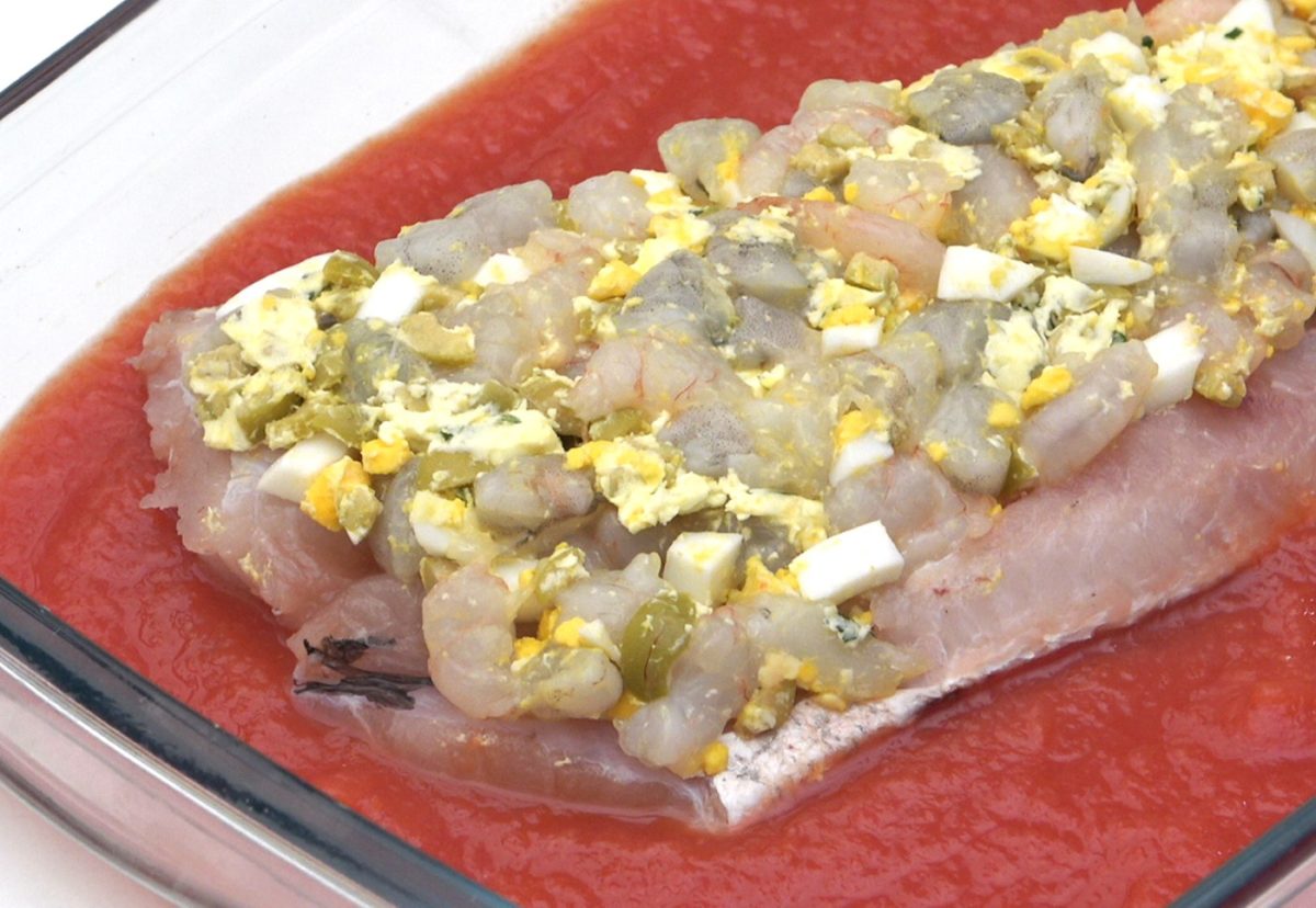 Merluza rellena de marisco gratinada con mayonesa