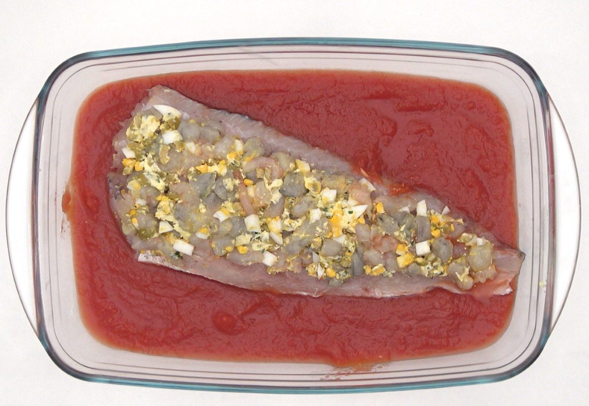 Merluza rellena de marisco gratinada con mayonesa