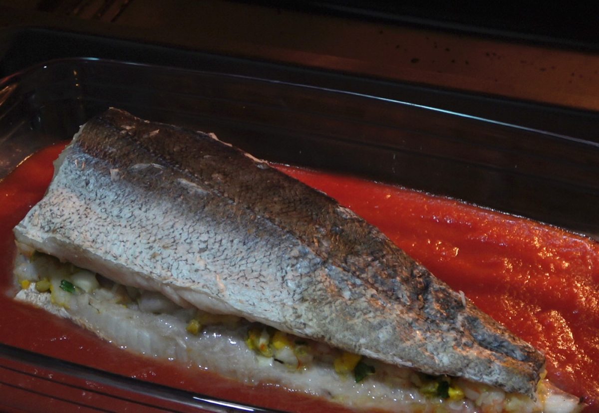 Merluza rellena de marisco gratinada con mayonesa