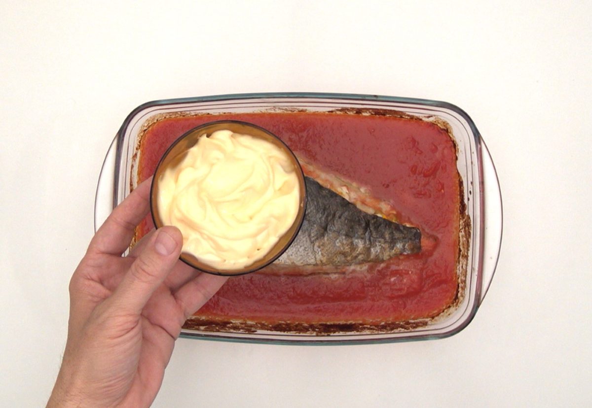 Merluza rellena de marisco gratinada con mayonesa