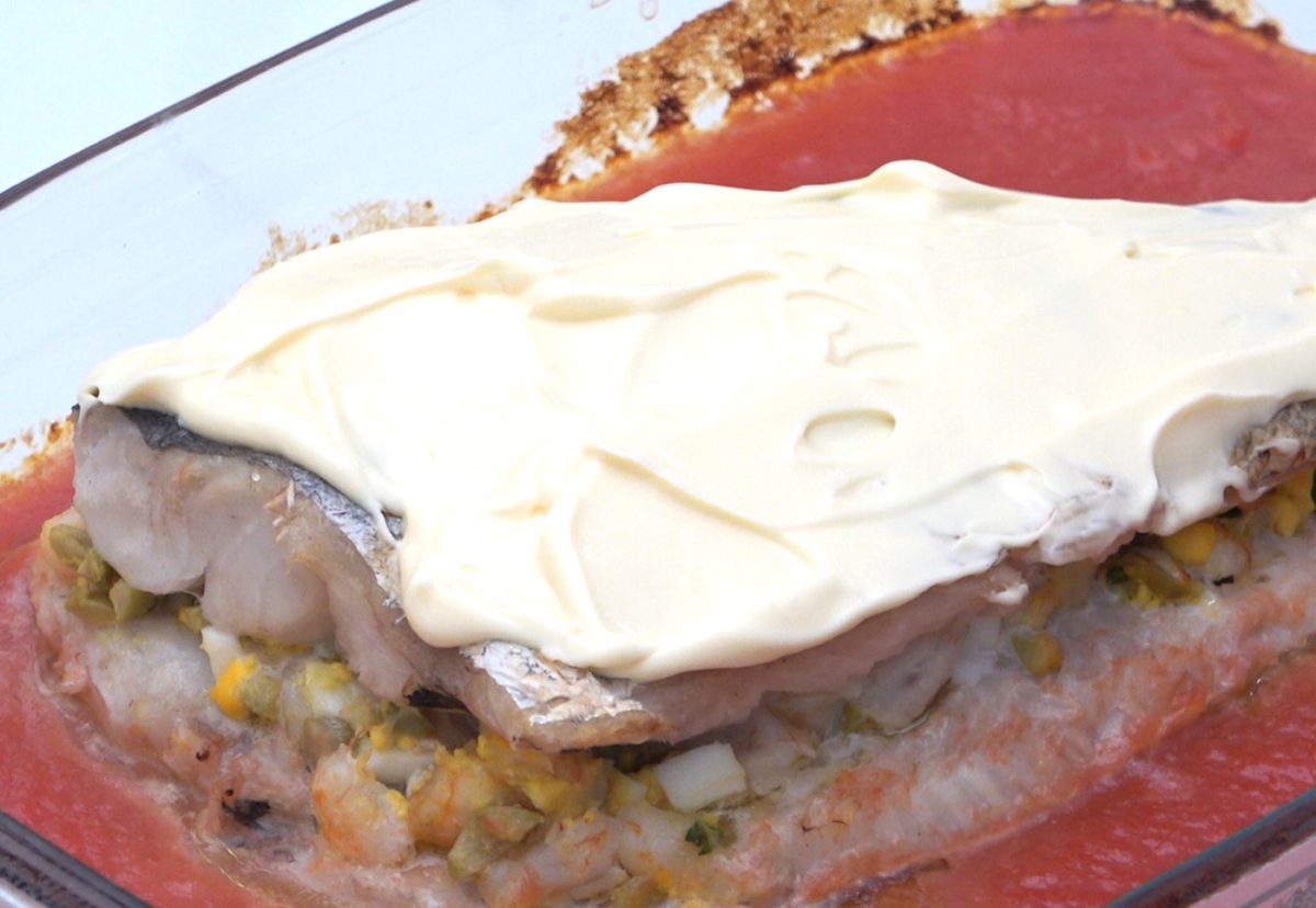 Merluza rellena de marisco gratinada con mayonesa
