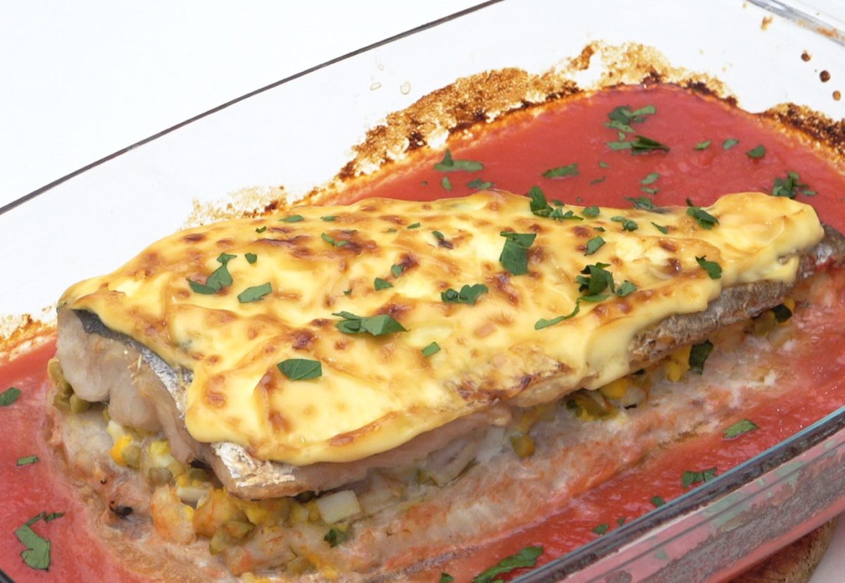 Merluza rellena de marisco gratinada con mayonesa