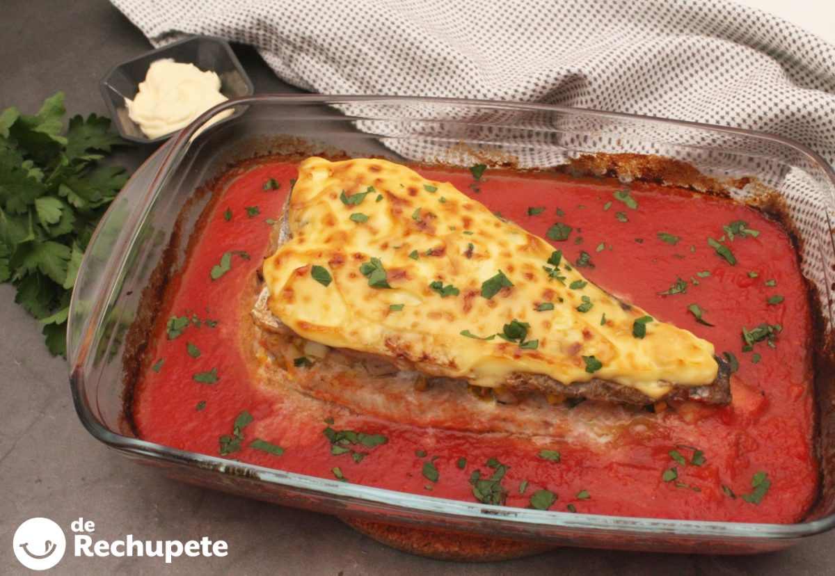 Merluza rellena de marisco gratinada con mayonesa