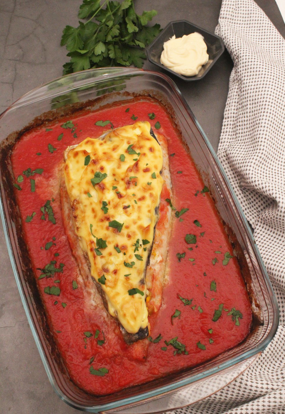 Merluza rellena de marisco gratinada con mayonesa
