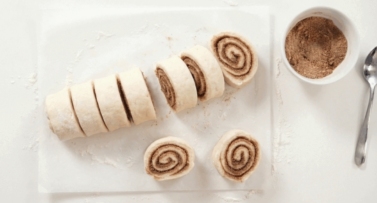 Rollitos de canela exprés con hojaldre. Receta fácil para un capricho rápido