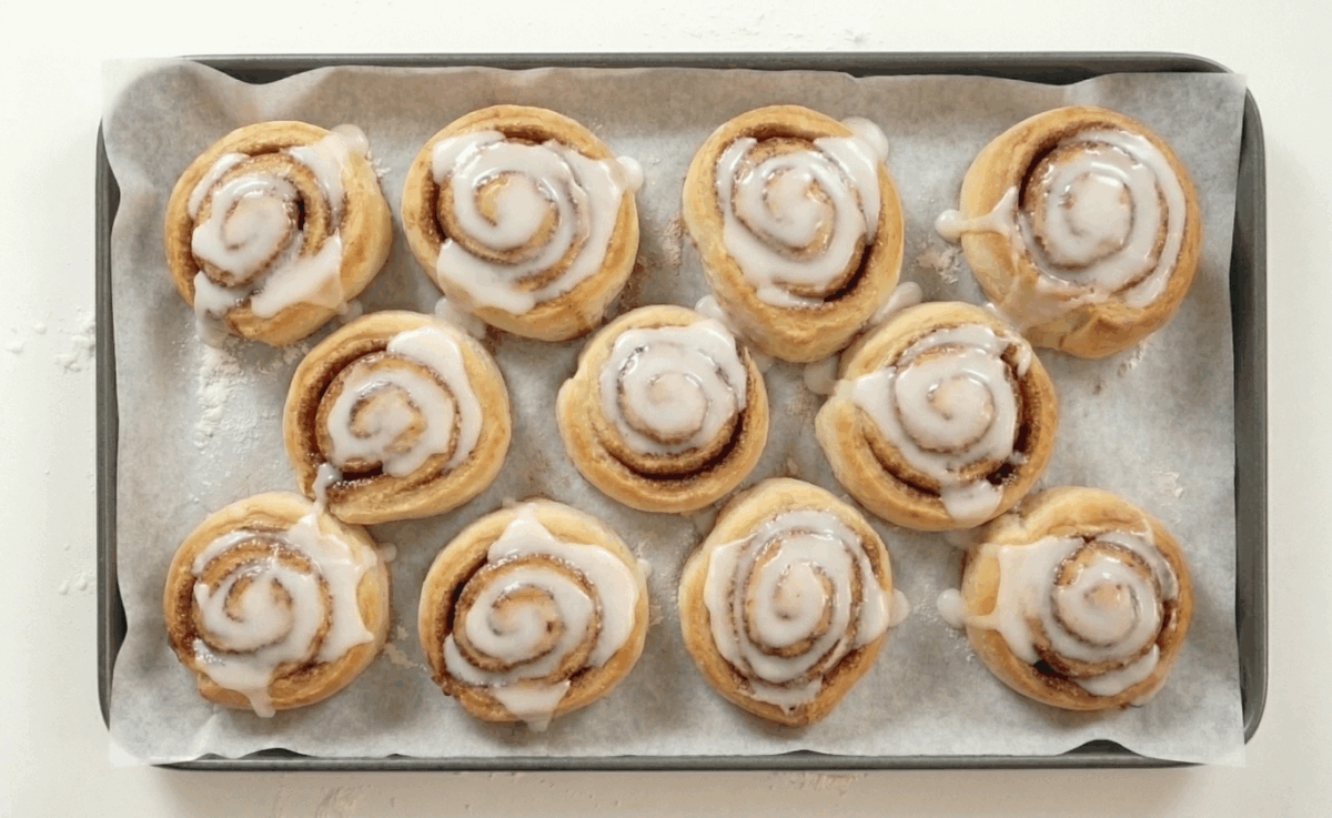Rollitos de canela exprés con hojaldre. Receta fácil para un capricho rápido