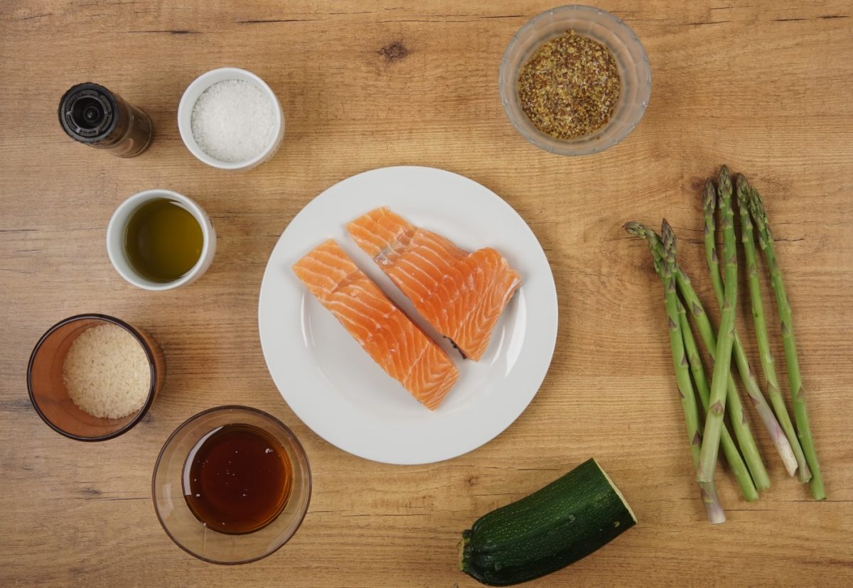 Salmón al horno con mostaza y verduras