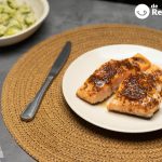 Salmón al horno con mostaza y verduras