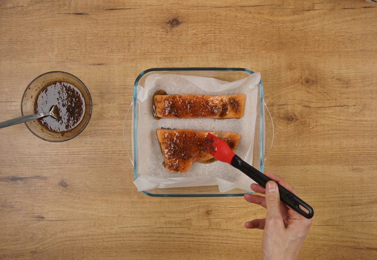 Salmón al horno con mostaza y verduras
