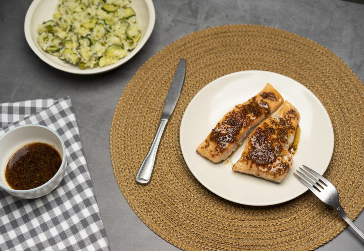 Salmón al horno con mostaza y verduras