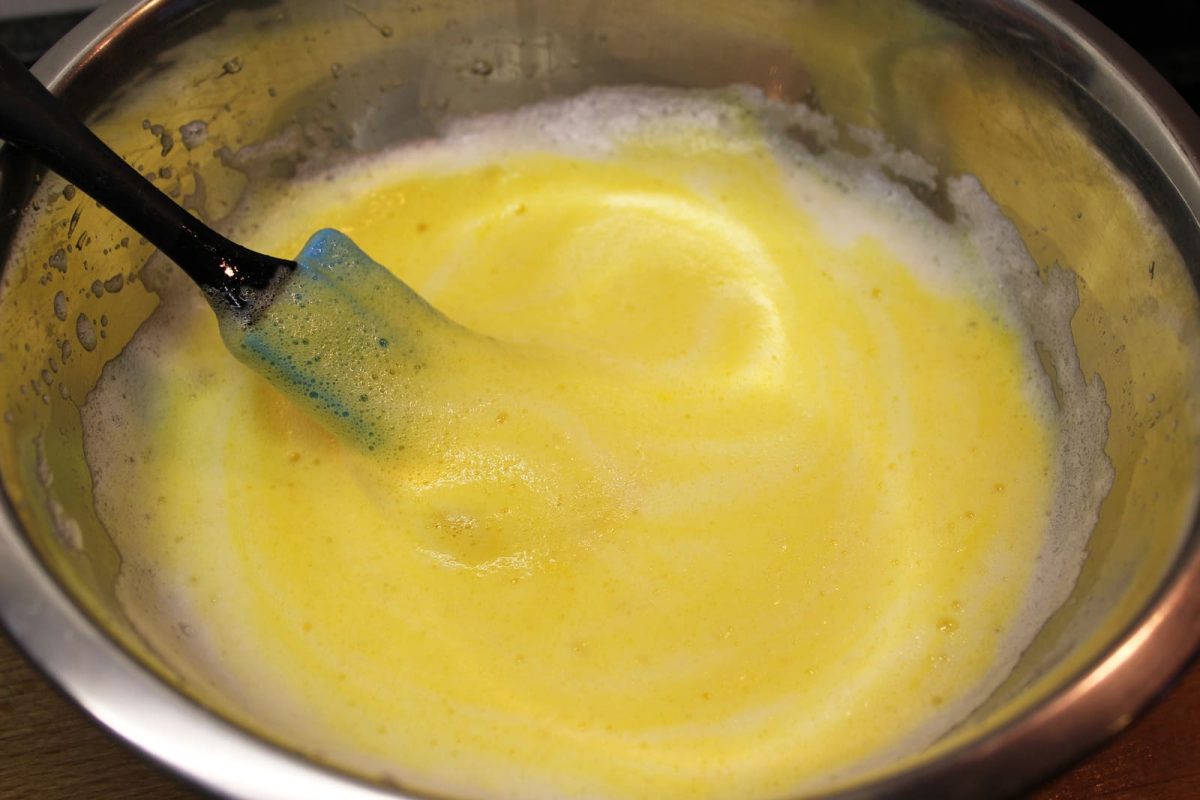 brazo de gitano con crema de castañas paso 3