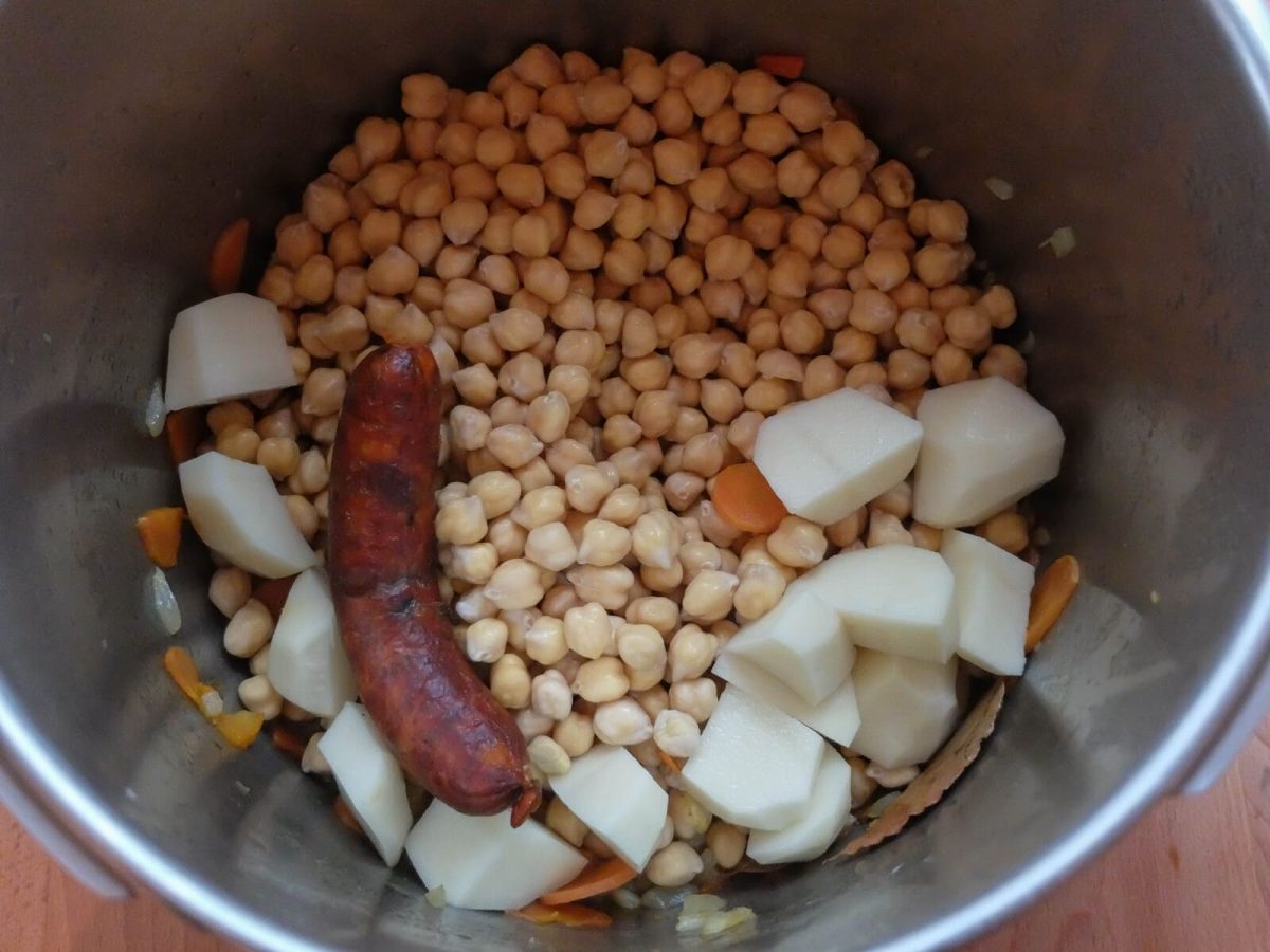 cazuela de garbanzos con chorizo paso 6