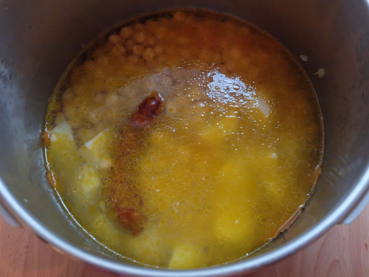 cazuela de garbanzos con chorizo paso 7