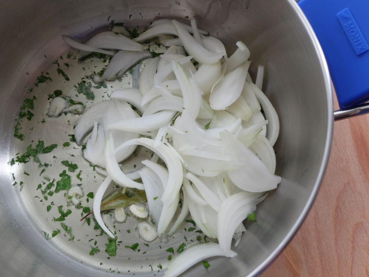 guiso de rape y patatas paso 13