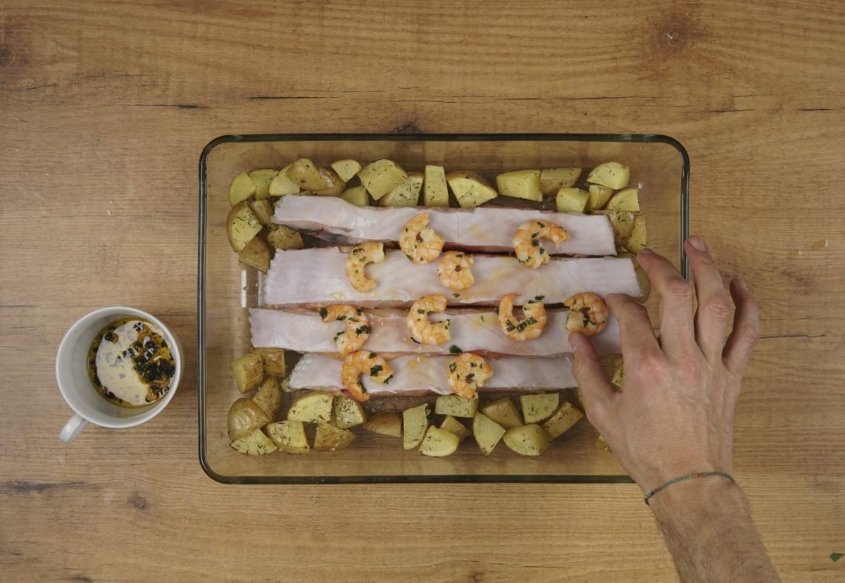 Rodaballo al horno con gambas al ajillo paso a paso