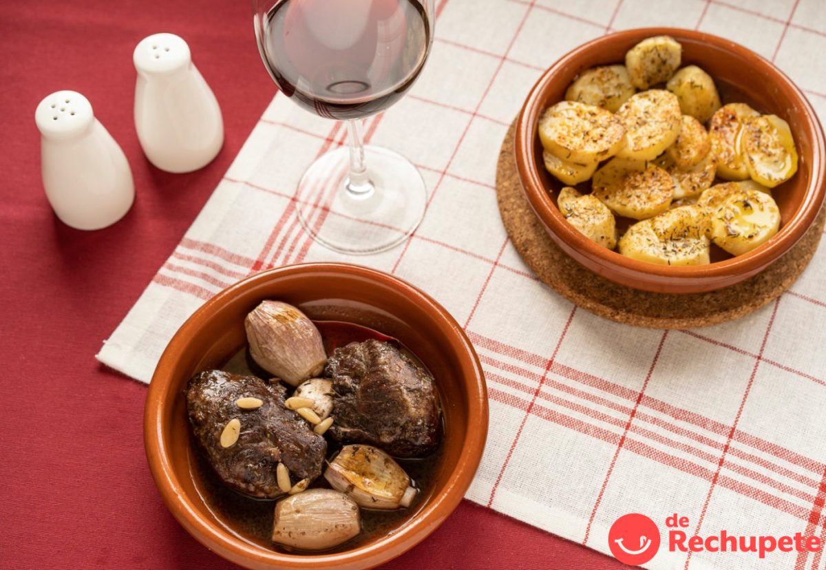 Carrilleras de cerdo al horno. Receta jugosa y llena de sabor