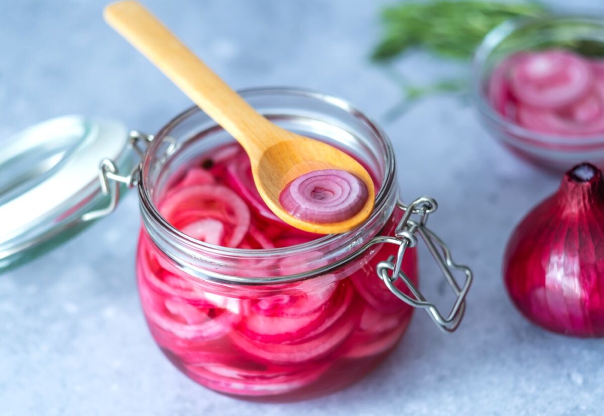 cómo hacer cebolla morada encurtida