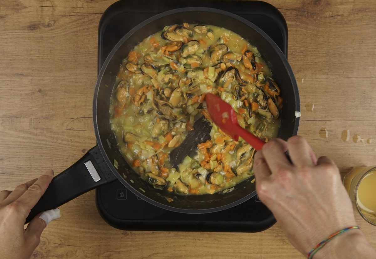 Crema navideña de mejillones con costra de hojaldre