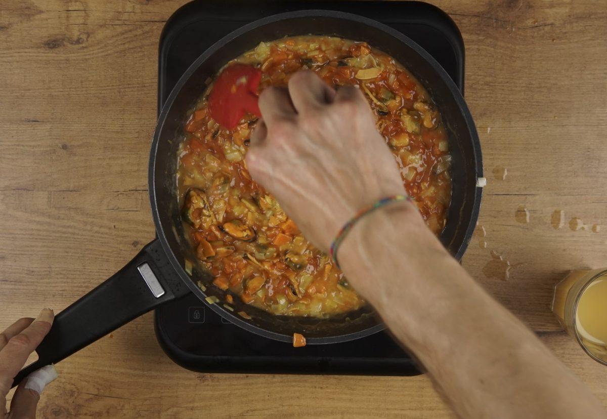 Crema navideña de mejillones con costra de hojaldre